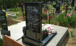 гравировка на памятнике из габро : березка