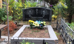 Двойной памятник - арка