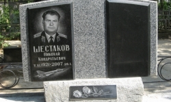 Памятник гранитный комбинированный(покостовский).Вставки под портреты и цветы из гранита габбро( стела 120*60*8 подставка 60*20*15)
