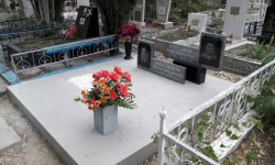 Двойной памятник из покостовского гранита с базальтовыми вставками.